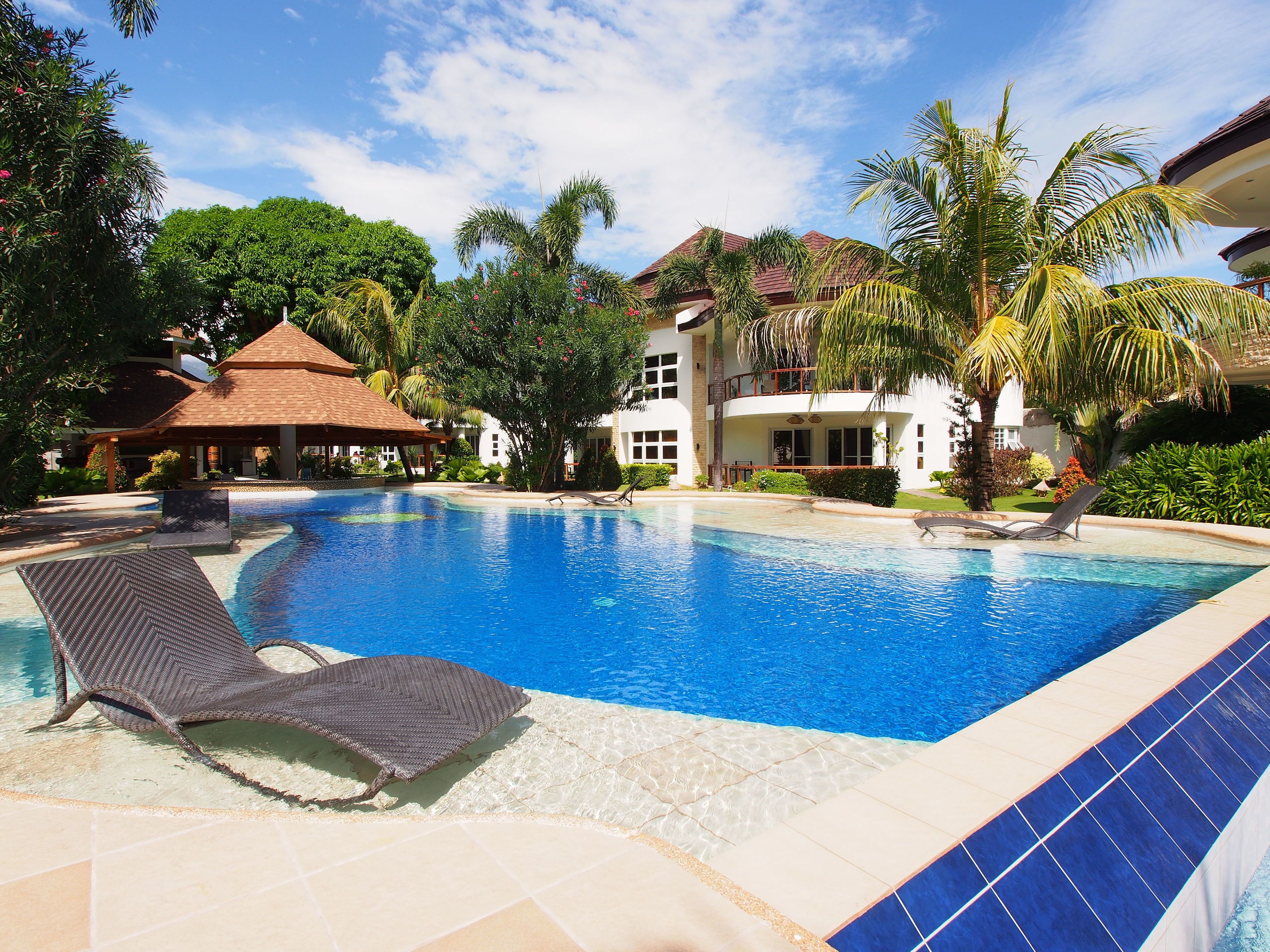 3 outdoor pools, open 6:00 AM to 10:00 AM, sun loungers