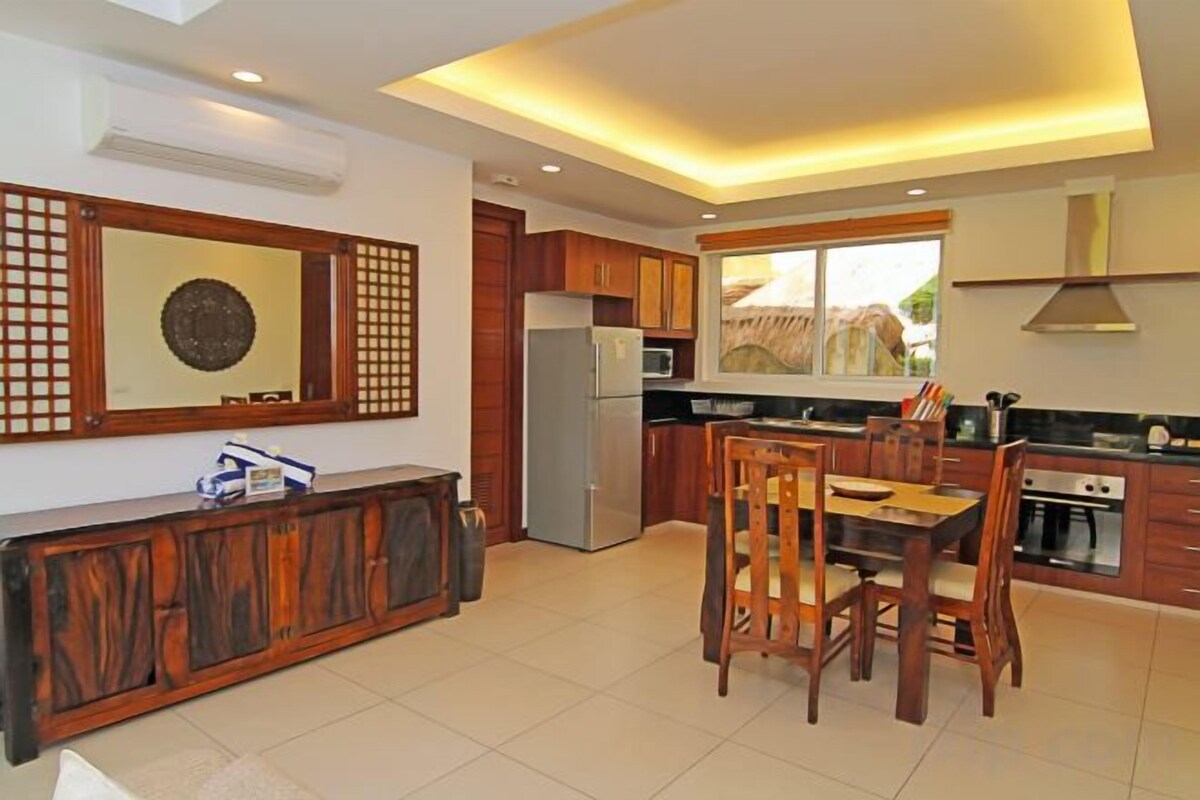Cafetera/tetera, refrigerador con freezer, microondas, horno