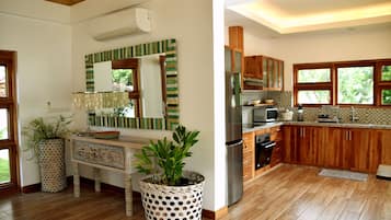 Refrigerador con freezer, microondas, horno, placa de cocina