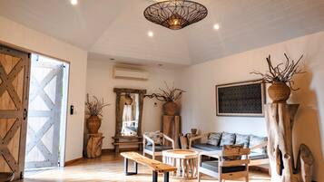 Premium villa, 2 slaapkamers, privézwembad | Woonruimte | Een flatscreentelevisie