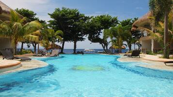 3 piscines extérieures, chaises longues