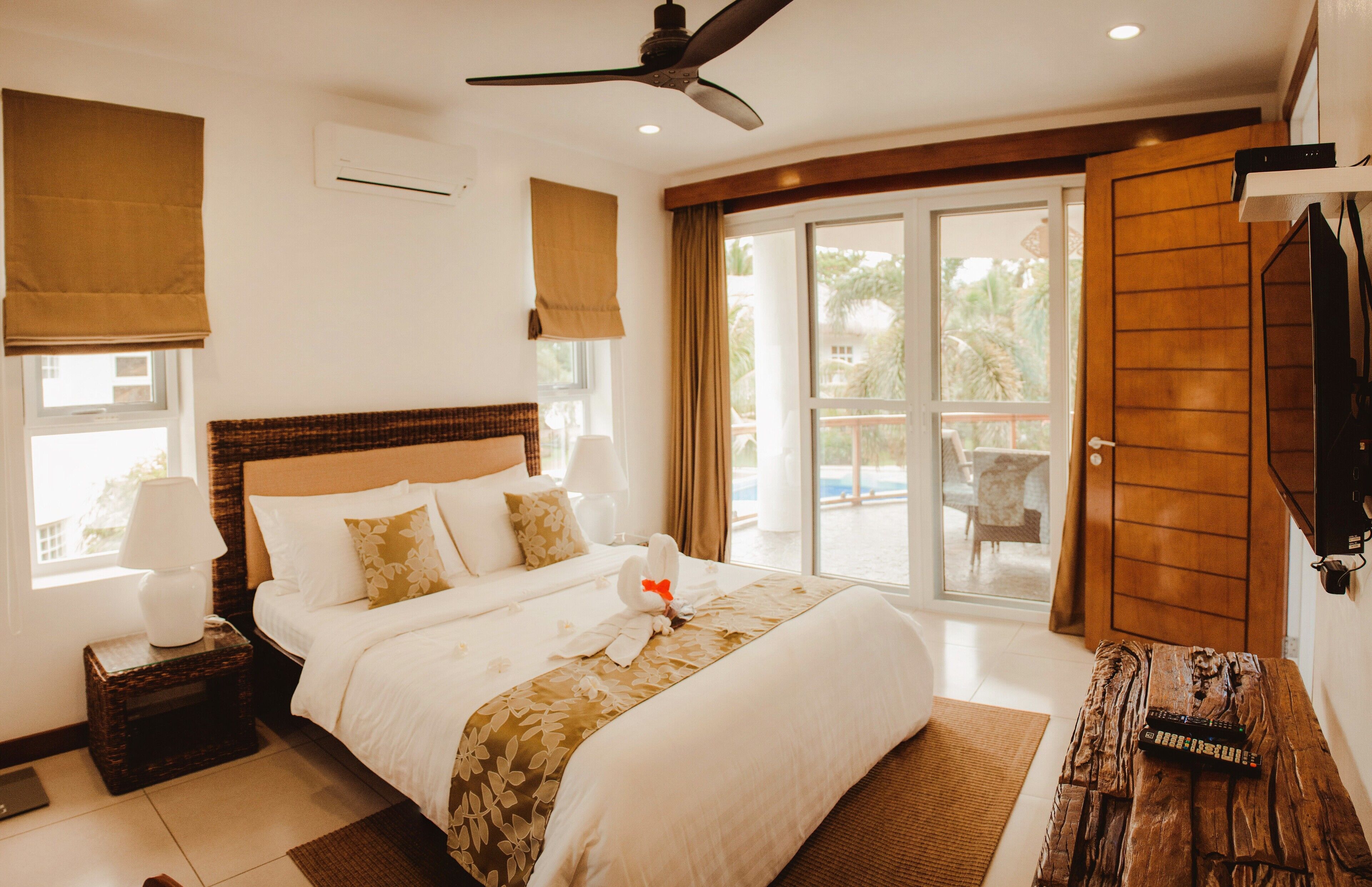 Deluxe-Apartment, 2 Schlafzimmer, Poolblick | Hochwertige Bettwaren, Minibar, Zimmersafe, Schreibtisch