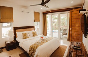 Apartamento Deluxe, 2 habitaciones, vistas a la piscina | Ropa de cama de alta calidad, minibar, caja fuerte y escritorio