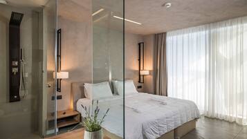 Quarto casal | Cofres nos quartos, escrivaninha, quartos à prova de som