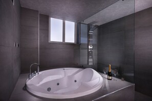 Deluxe Apartment, 1 Bedroom | Bathroom | Free toiletries, hair dryer, towels - Ikaros Hotel (Chania)