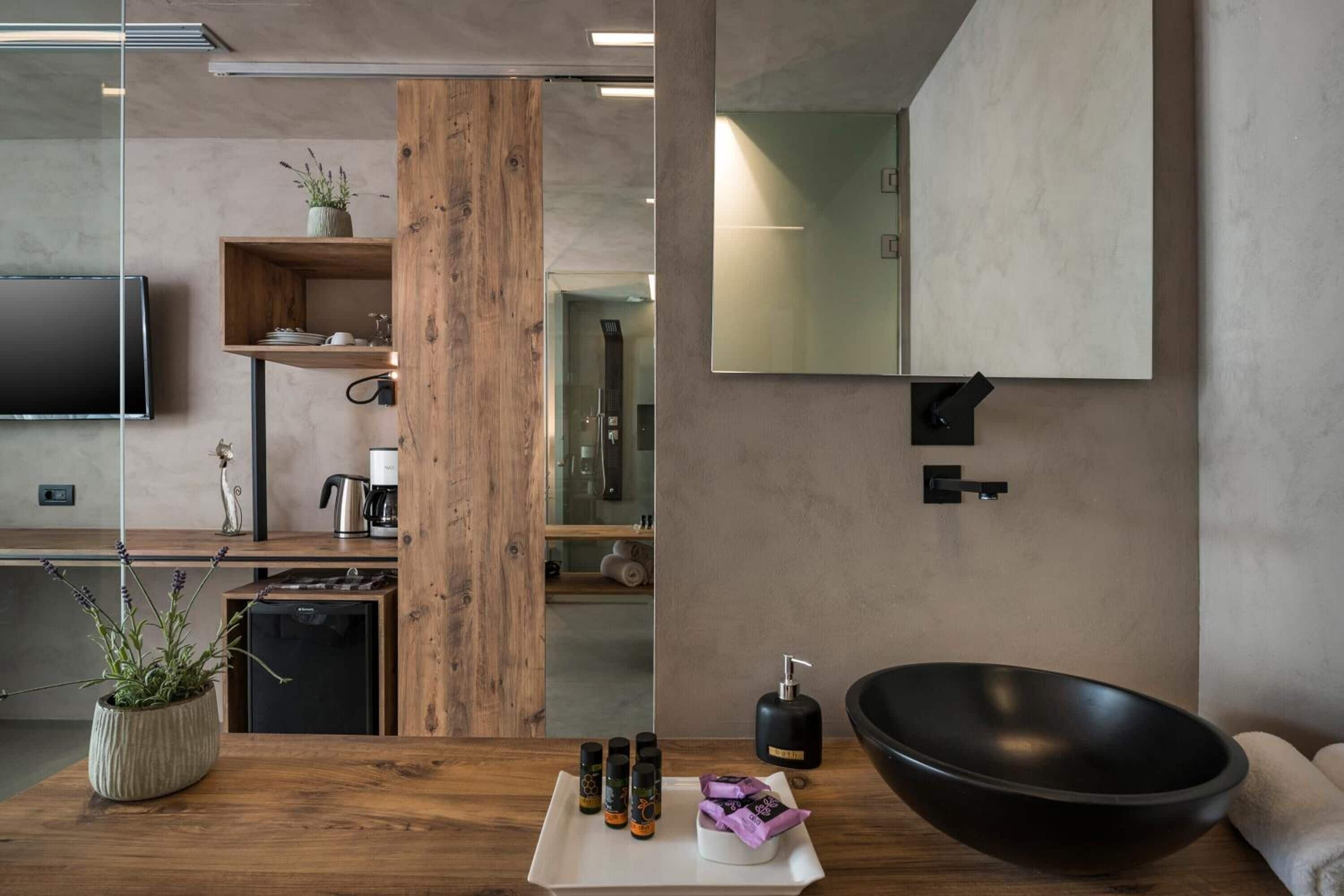 Fridge, coffee/tea maker, electric kettle