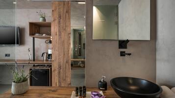 Fridge, coffee/tea maker, electric kettle