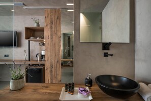 Fridge, coffee/tea maker, electric kettle - Ikaros Hotel (Chania)