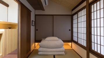 Traditional House, 2 Bedrooms, Kitchen, Garden View | 2 bedrooms, in-room safe, individually decorated, individually furnished