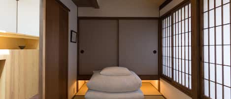 Traditional-Haus, 2 Schlafzimmer, Küche, Gartenblick | 2 Schlafzimmer, Zimmersafe, individuell dekoriert
