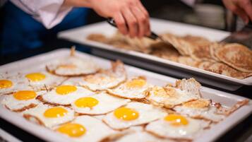 Tägliches Frühstücksbuffet (10 EUR pro Person)