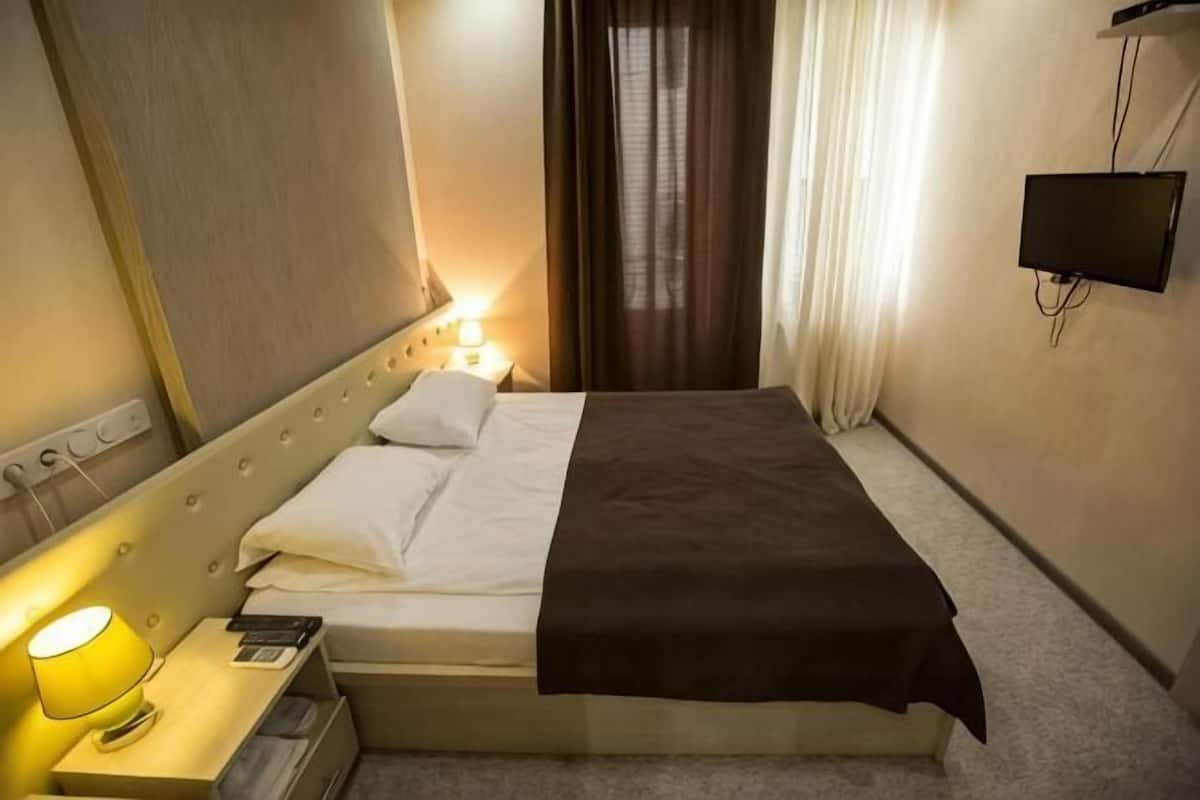Premium bedding, down duvets, minibar, individually decorated