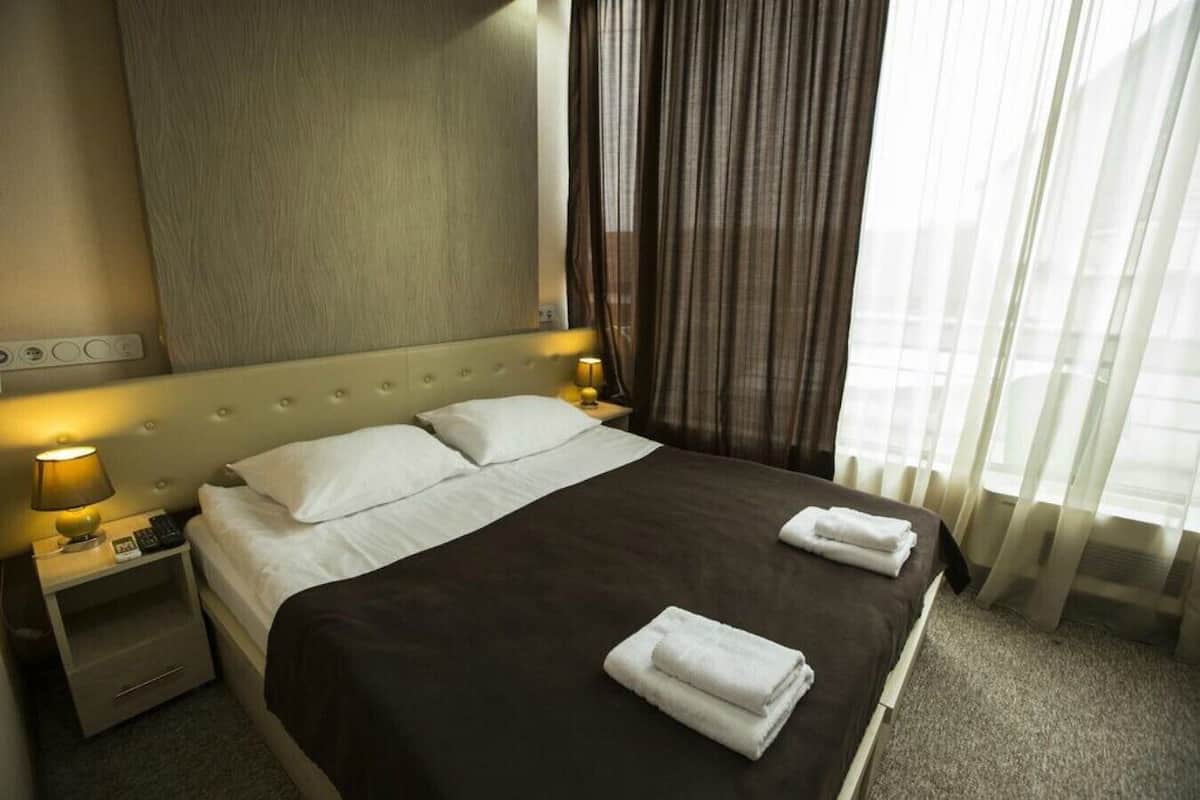 Habitación cuádruple estándar, 2 habitaciones | Ropa de cama de alta calidad, edredón y minibar