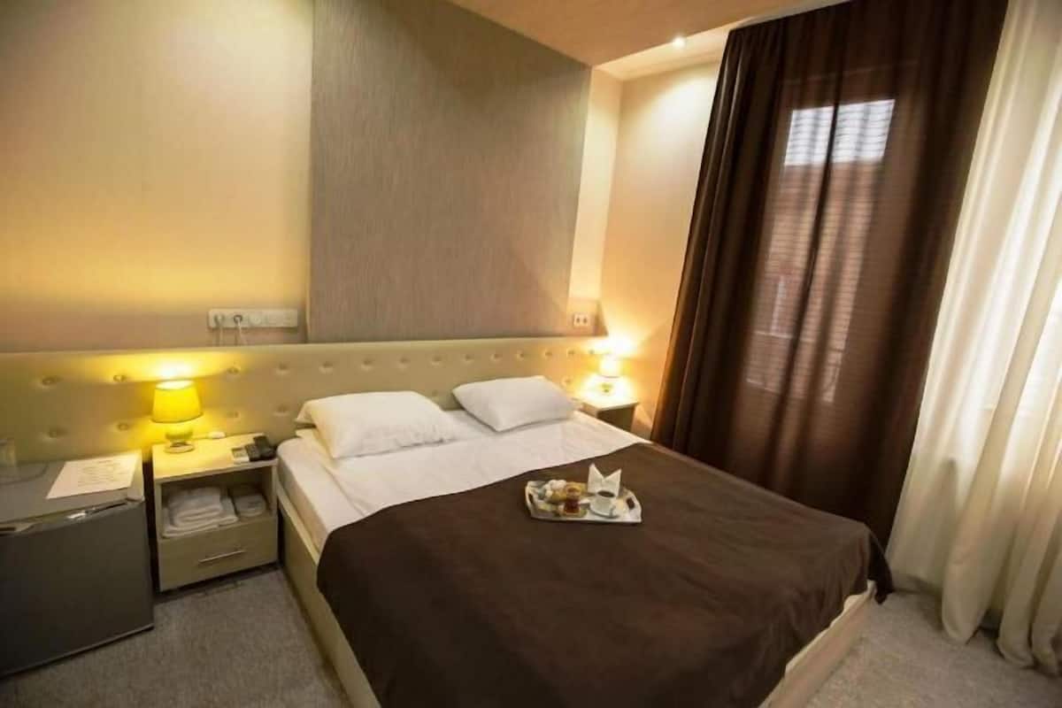 Premium bedding, down duvets, minibar, individually decorated