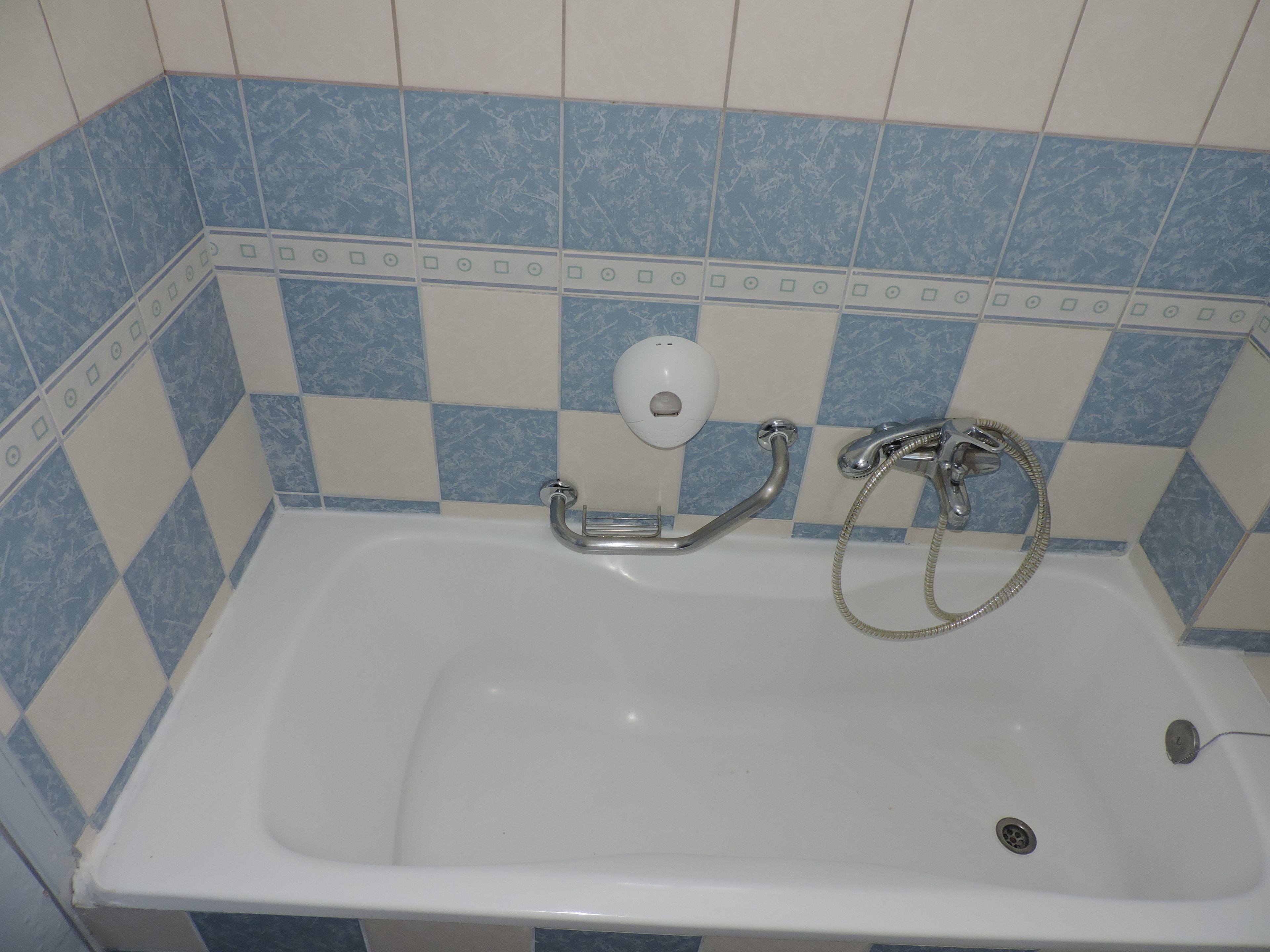 bathtub, deep-soaking bathtub, free toiletries, hair dryer