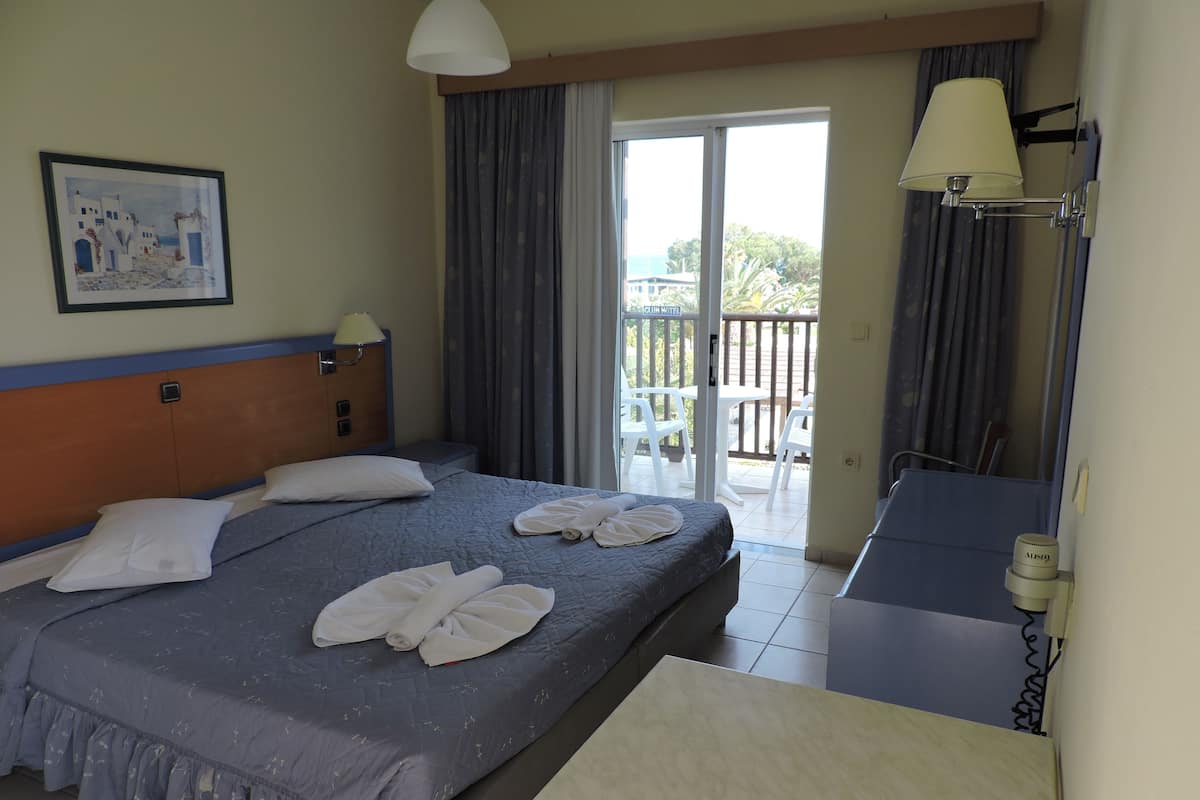 Habitación estándar, 1 habitación, vista al mar | Caja de seguridad en la habitación, insonorización y cuna de viaje