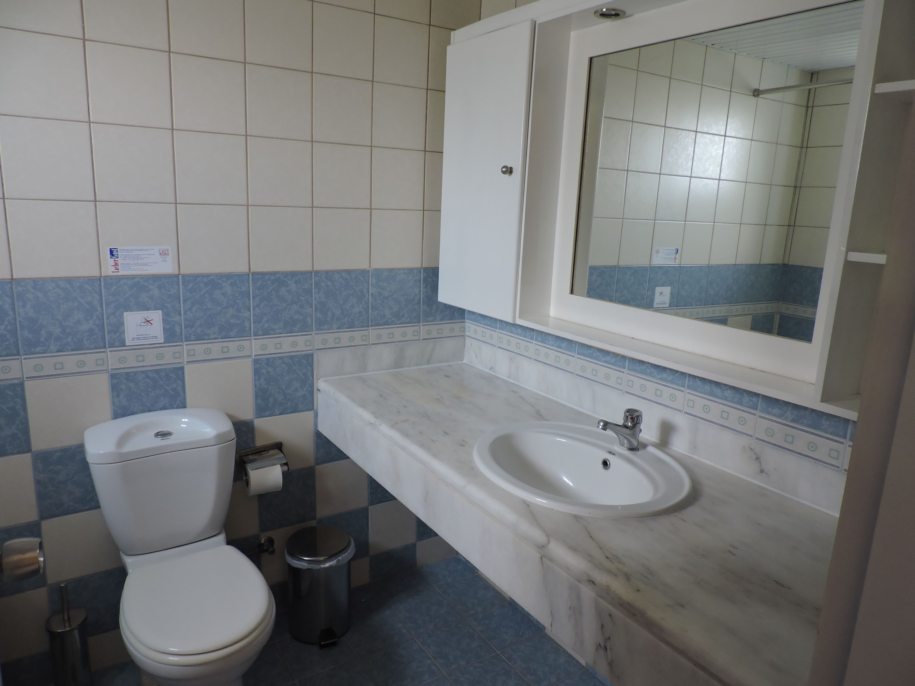 bathtub, deep-soaking bathtub, free toiletries, hair dryer