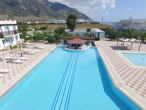 Outdoor pool, pool umbrellas, pool loungers - Sweet Kalimera Apartments (Kos)