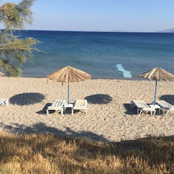 Plage, chaises longues, parasols, serviettes de plage