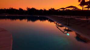 Piscine extérieure, parasols de plage, chaises longues