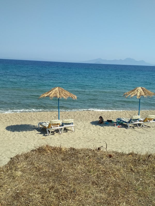 Plage, chaises longues, parasols, serviettes de plage