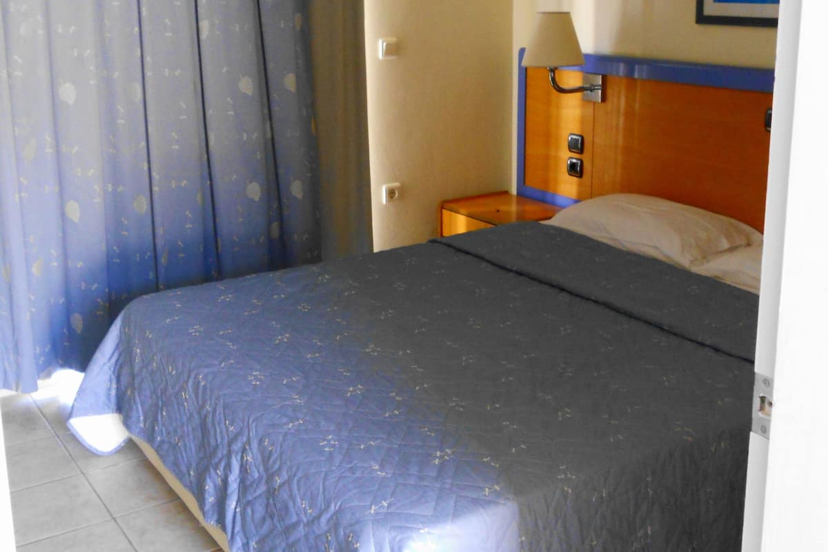 Departamento familiar, 1 habitación, vista al mar | Caja de seguridad en la habitación, insonorización y cuna de viaje