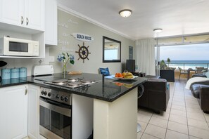 Køleskab/fryser i fuld størrelse, mikrobølgeovn, ovn, kogeplade