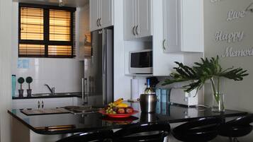 Full-sized fridge, microwave, oven, stovetop