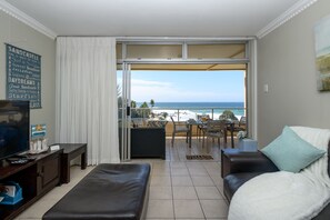 Comfort-værelse - 2 soveværelser - balkon (San's Place Ballito) | Opholdsområde | 54-tommers fladskærms-tv med satellitkanaler, smart-tv