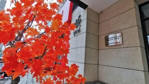 A building facade with a sign that reads "yibai" and a plaque with text.