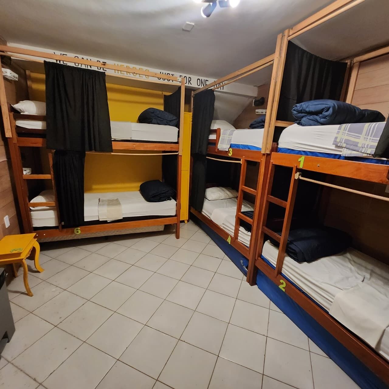 Langsir/tirai gelap terus, kalis bunyi, seterika/papan seterika 