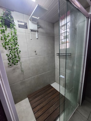 Shower, pancuran hujan, dan pengering rambut
