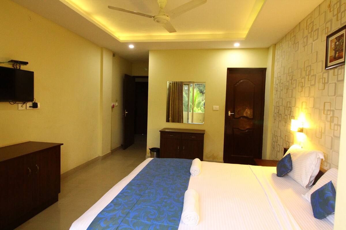 Deluxe Non A/c (Double) | Desk, soundproofing, iron/ironing board, free WiFi