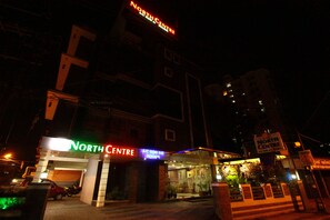 施設の正面 (日没後)
