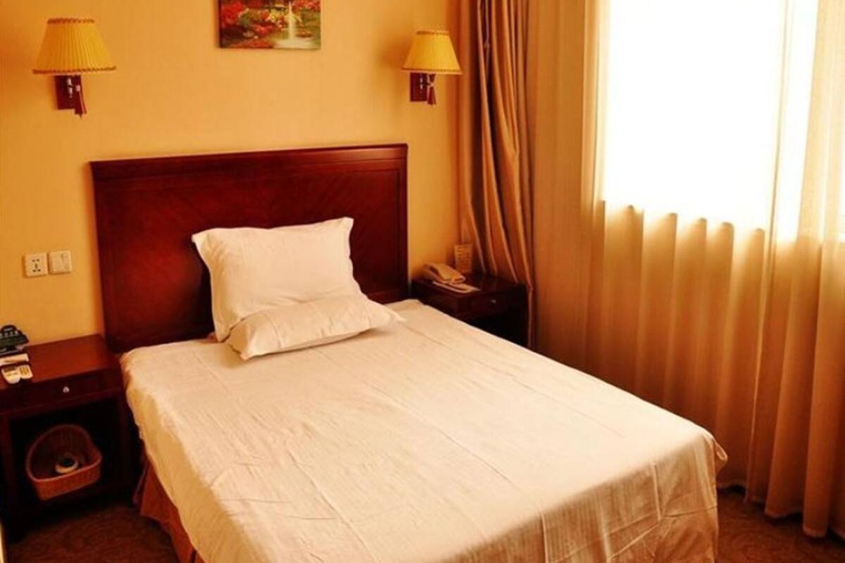 Single Room | Blackout drapes, iron/ironing board, free WiFi