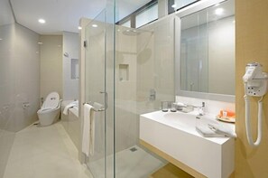 Surya Suite	 | Bathroom | Shower, free toiletries, hair dryer - Surya Hotel & Cottages Prigen (Prigen)