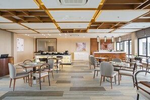 2 restaurants; breakfast, lunch and dinner served  - Surya Hotel & Cottages Prigen (Prigen)