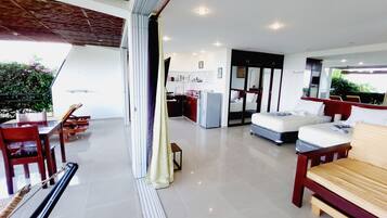 Deluxe Studio Suite, Sea View | 1 bedroom, free minibar, in-room safe, desk
