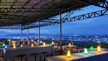 Se sirven desayunos, comidas y cocina mediterránea con vista al mar