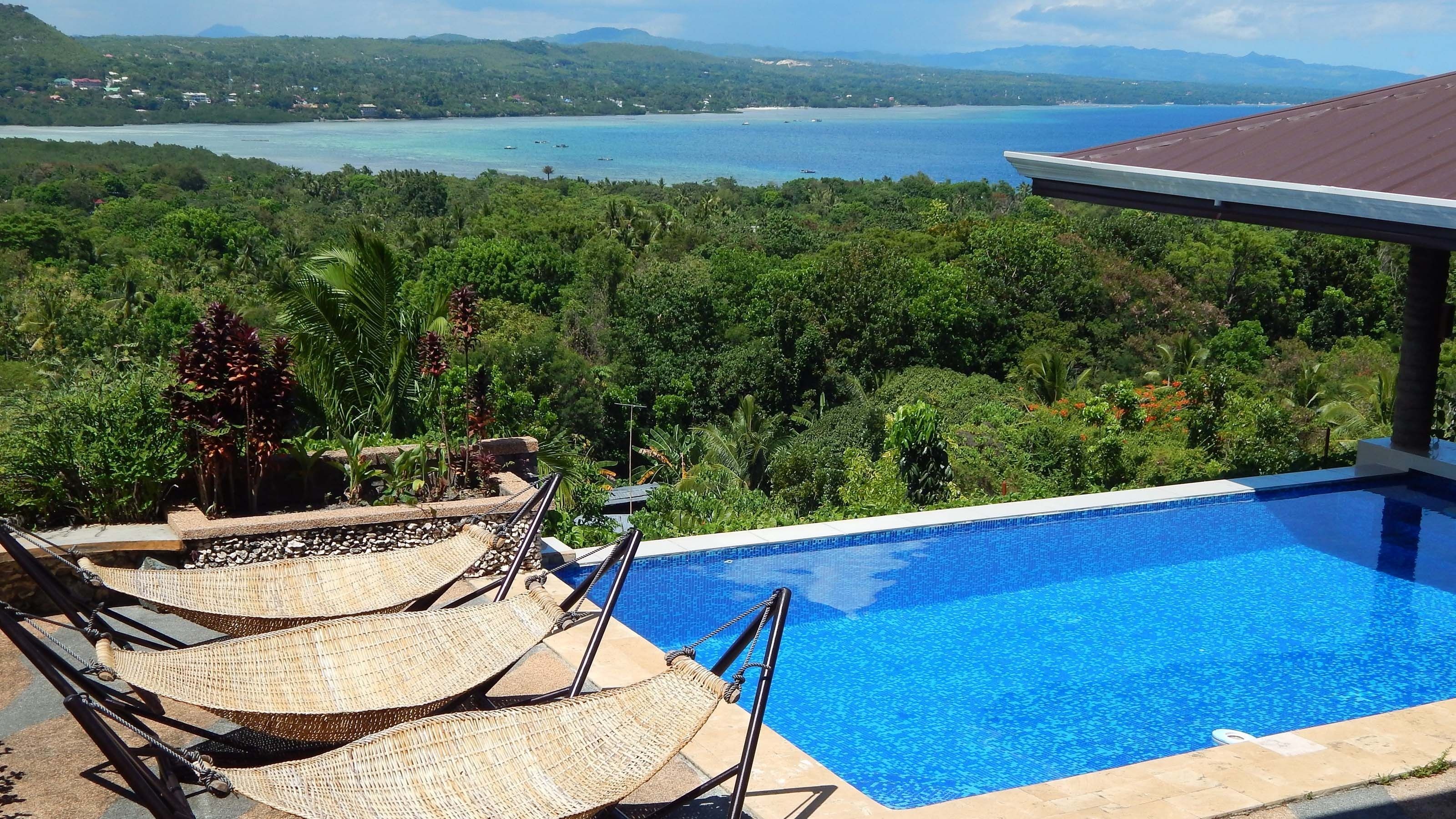 室外游泳池，提供日光浴躺椅