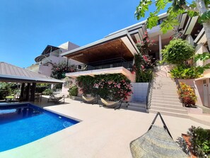 Outdoor pool, sun loungers - Bohol Vantage Resort (Dauis)