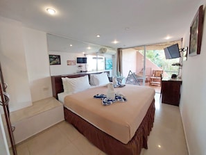 Chambre Double Supérieure, 1 très grand lit | Articles gratuits dans le mini-bar, coffres-forts dans les chambres