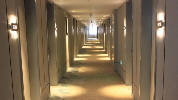 A long, narrow hallway with doors on both sides, each marked with a number. - Home Inn Business Hotel (Zhengzhou 460 Hospital Bishagang Metro Station Branch) (ZHENGZHOU)