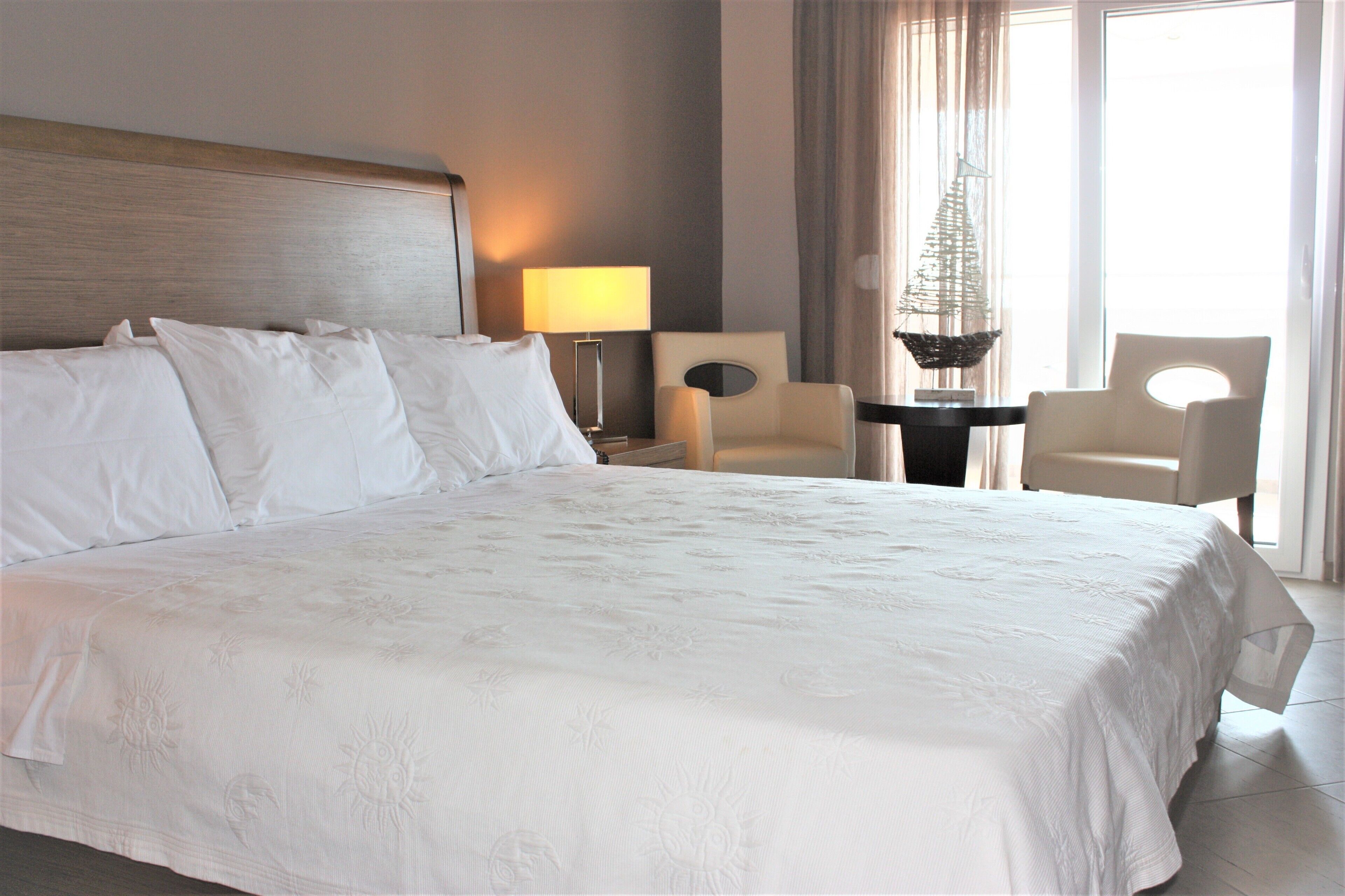 double room, jetted tub | minibar, soundproofing, free wifi, bed sheets