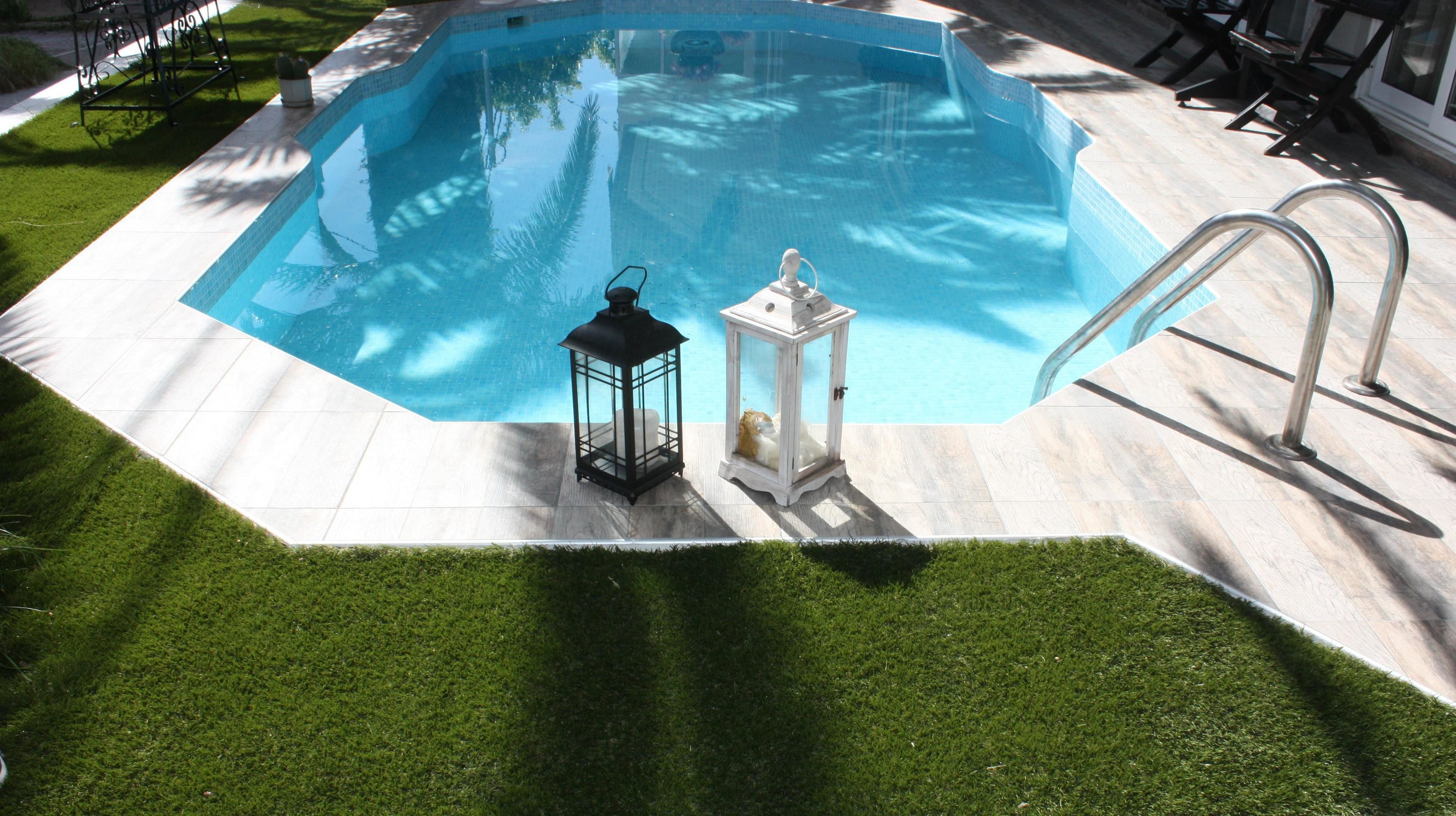 seasonal outdoor pool, pool loungers