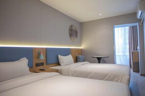 A hotel room with two beds, a small table, a lamp, and a view of the outdoors. - Homeinn Hotel ( Ningbo K11 Shopping Center, Jiangxia Bridge Metro Station Branch） (Ningbo)