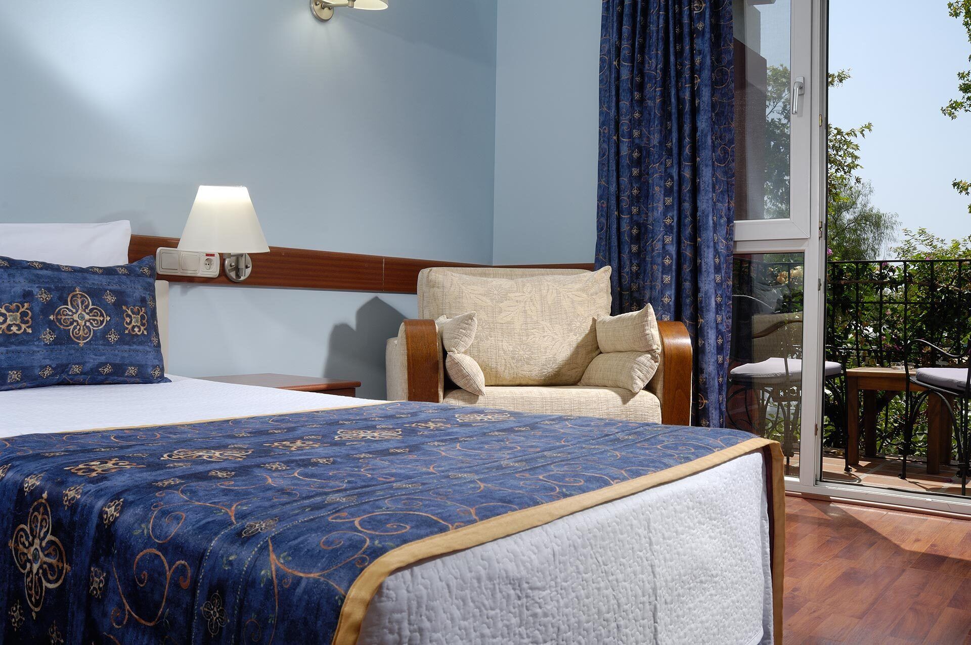Free minibar, in-room safe, free WiFi, bed sheets