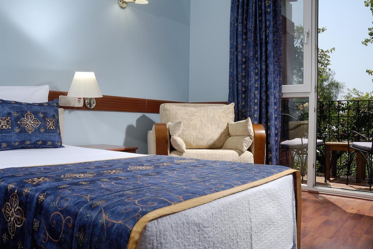 Free minibar, in-room safe, free WiFi, bed sheets