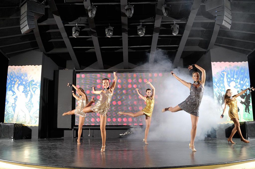 Un escenario con bailarines actuando.