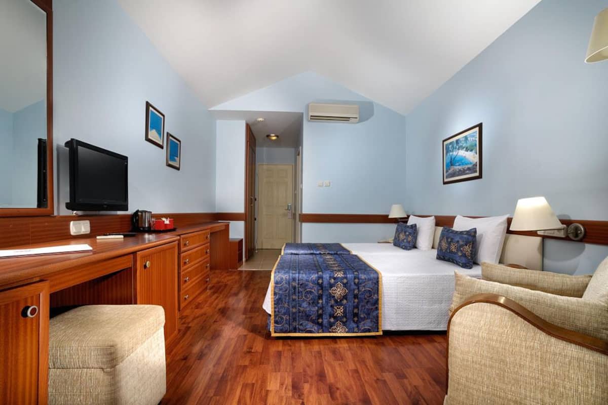 Double or Twin Room | Free minibar, in-room safe, free WiFi, bed sheets